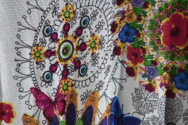 Kolorowe tradycyjne wzory haftu