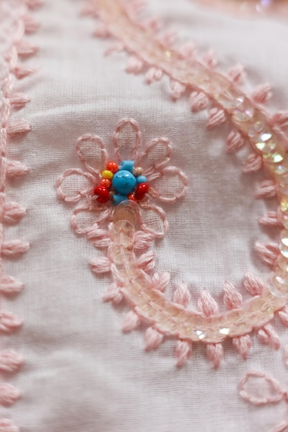 Delikatny kwiatowy haft